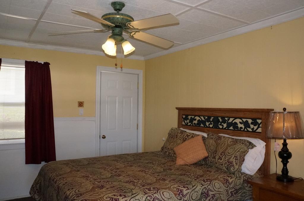 Lake Place Resort Glenhaven Ruang foto